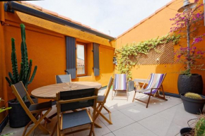 Air-conditioned duplex apartment with furnished terrace in the city center